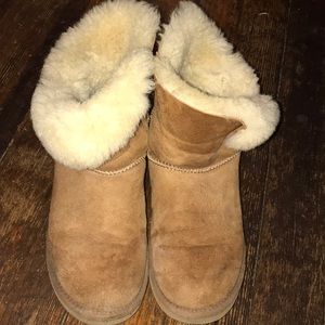 TAN UGGS